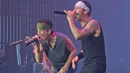 Watch: GODSMACK And EXTREME Cover AC/DC's 'Highway To Hell' In Camden